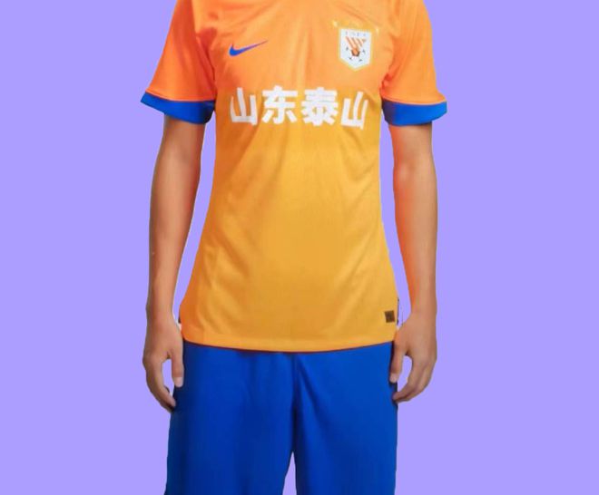 设计更加简洁！泰山队新赛季球衣亮相后背广告位有归属(图1)