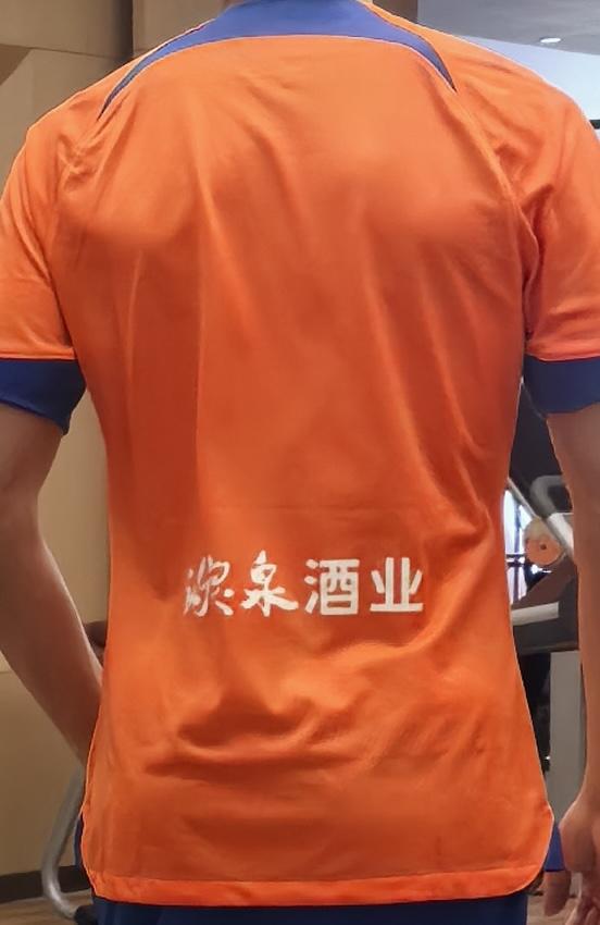 设计更加简洁！泰山队新赛季球衣亮相后背广告位有归属(图2)