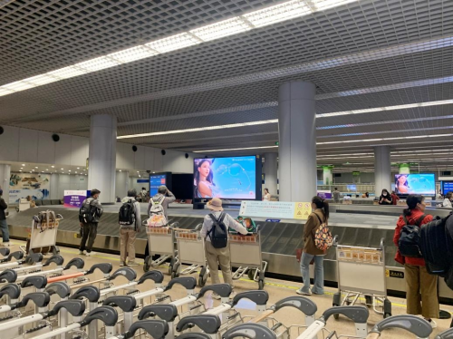 万金宝轻奢无框眼镜2024年第五轮品牌广告之五一机场投放(图2)
