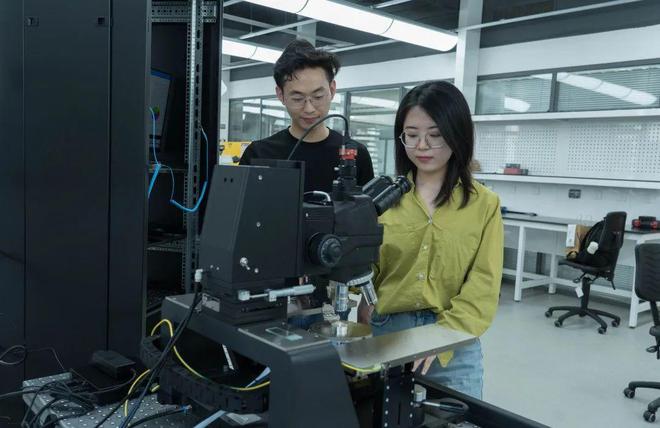 多团队联合攻关设计量子效应掺杂范式研发p型场效应晶体管突破二维平面晶体管集成维度限制(图9)