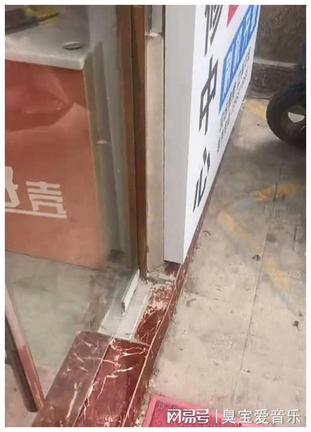 执法人员要求商家整改广告牌却被怼吃得太饱了评论区一边倒!(图2)
