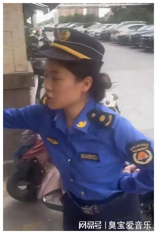 执法人员要求商家整改广告牌却被怼吃得太饱了评论区一边倒!(图19)