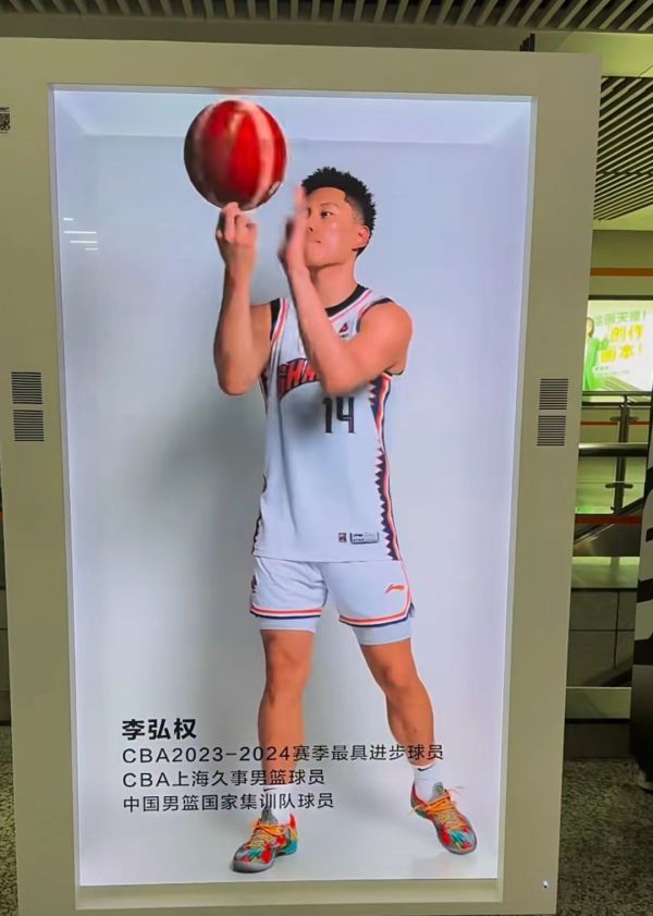 地铁站广告牌“花式整活”走红！整个画风都不一样了！(图1)