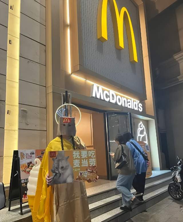 把员工当成行走的广告牌制服广告无孔不入(图14)