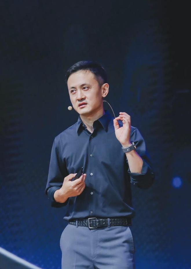 《设计》专访杨光｜设计师遭遇AI：一场遇强则强的酣畅协作(图1)
