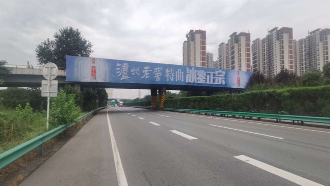 高速广告画面设计指南：简洁明了的艺术(图1)