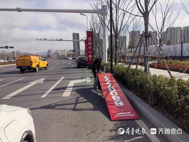 排查安全隐患崂山执法督促修复更新户外广告设施20余处(图1)