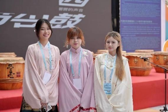 广交会上的暨大广告系留学生：双语向观众介绍醒狮等非遗文化(图1)