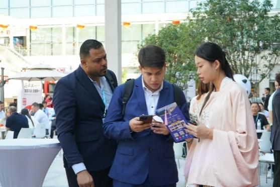 广交会上的暨大广告系留学生：双语向观众介绍醒狮等非遗文化(图4)