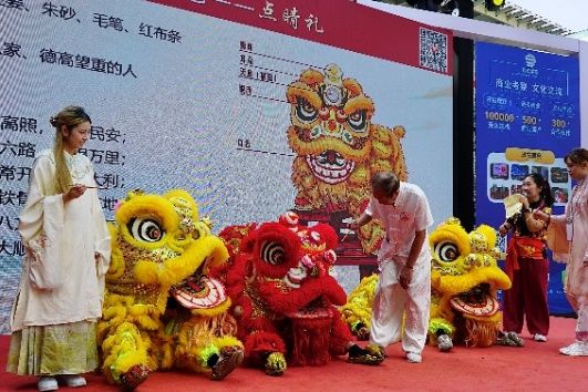 广交会上的暨大广告系留学生：双语向观众介绍醒狮等非遗文化(图5)