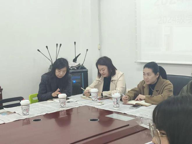 师生代表座谈会新闻与传播学院召开2024级学习指导日暨院领导接待日(图2)