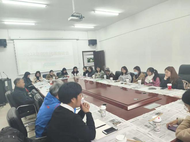 师生代表座谈会新闻与传播学院召开2024级学习指导日暨院领导接待日(图1)