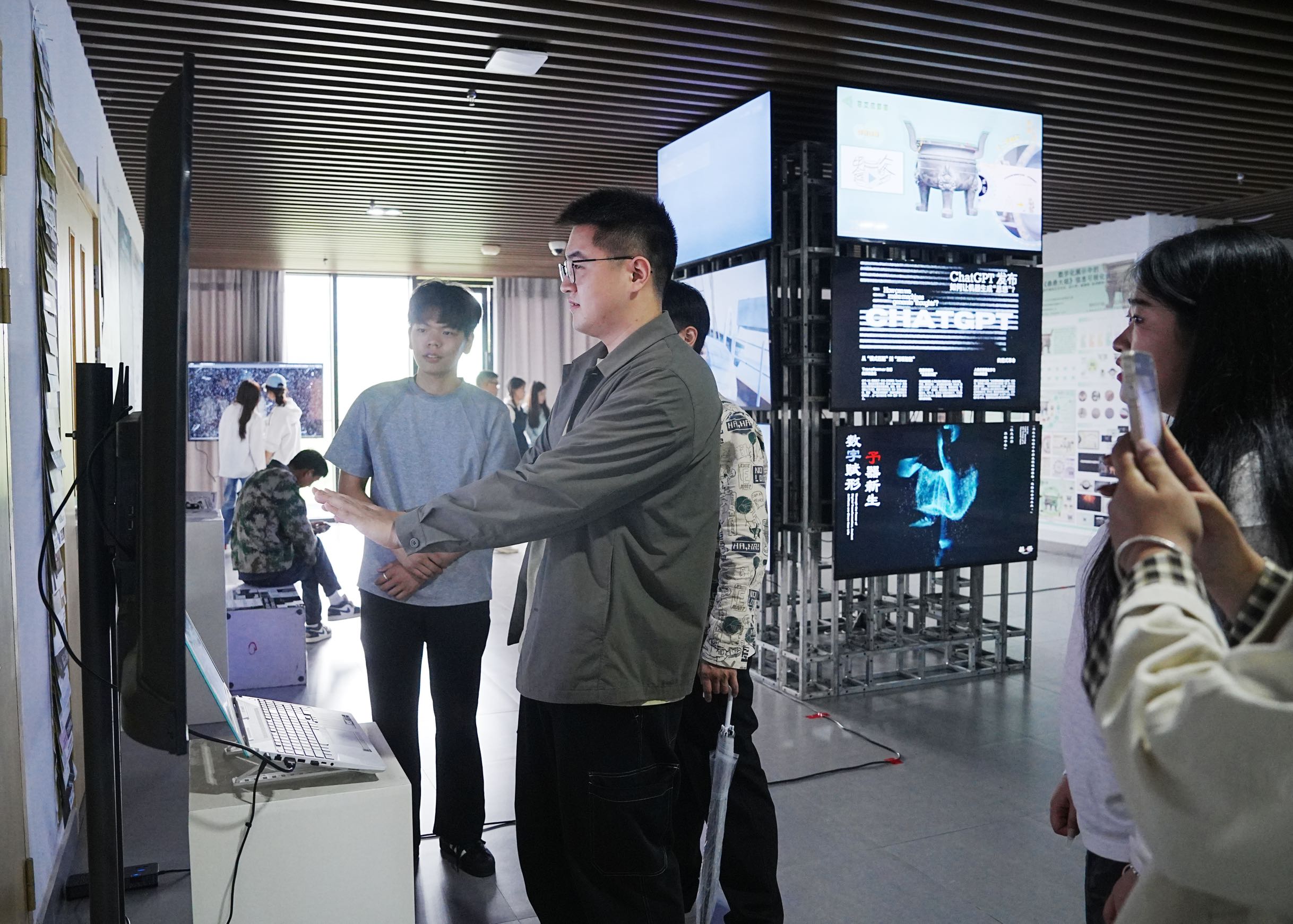 安徽艺术学院设计学院举办“融·生”主题毕业设计展(图2)