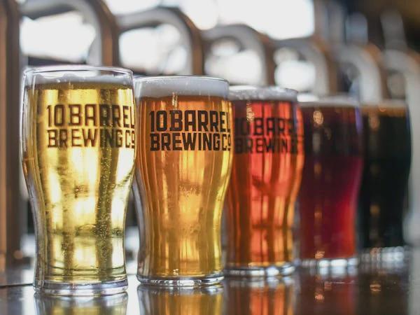 10万瓶一周抢售一空!云南“见手青啤酒”卖疯背后代工厂竟欠债400万?(图1)