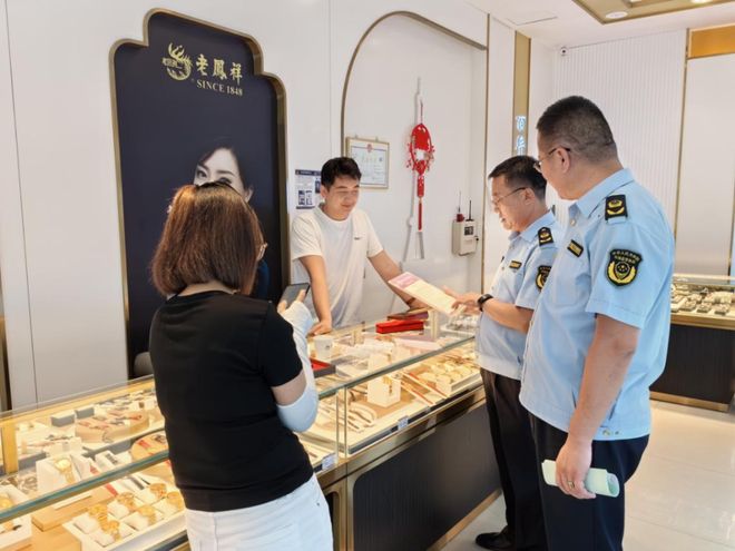 鄂托克前旗市场监督管理局开展传单式印刷品违法广告专项检查(图1)