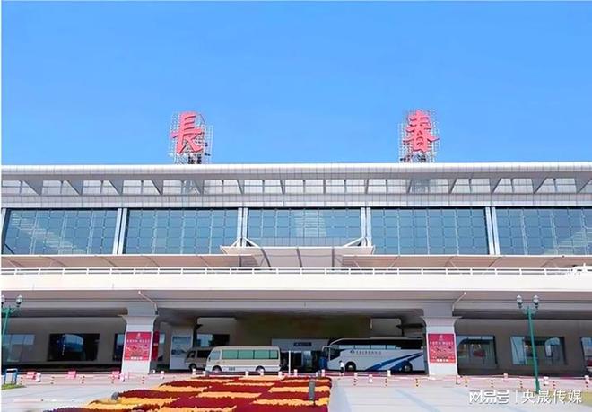 长春龙嘉机场到达通廊LED屏广告位介绍（央晟传媒）(图1)