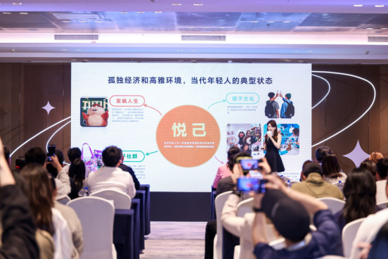 美学新可能！MagicOS10通透设计+荣耀主题个性化内容(图1)