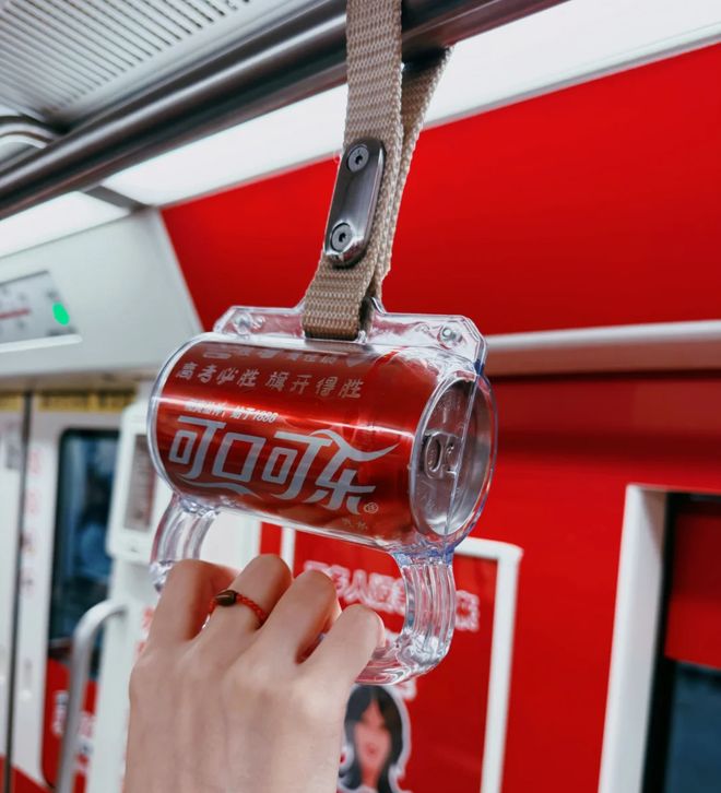 真醉了！“北京二锅头”地铁广告出圈了。网友：谁输液吊着二锅头！(图4)