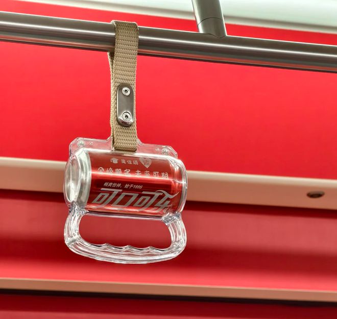 真醉了！“北京二锅头”地铁广告出圈了。网友：谁输液吊着二锅头！(图3)