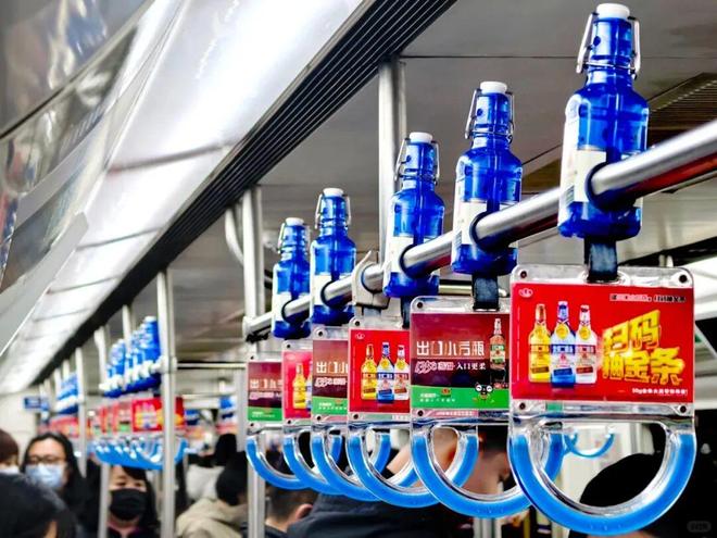 真醉了！“北京二锅头”地铁广告出圈了。网友：谁输液吊着二锅头！(图2)