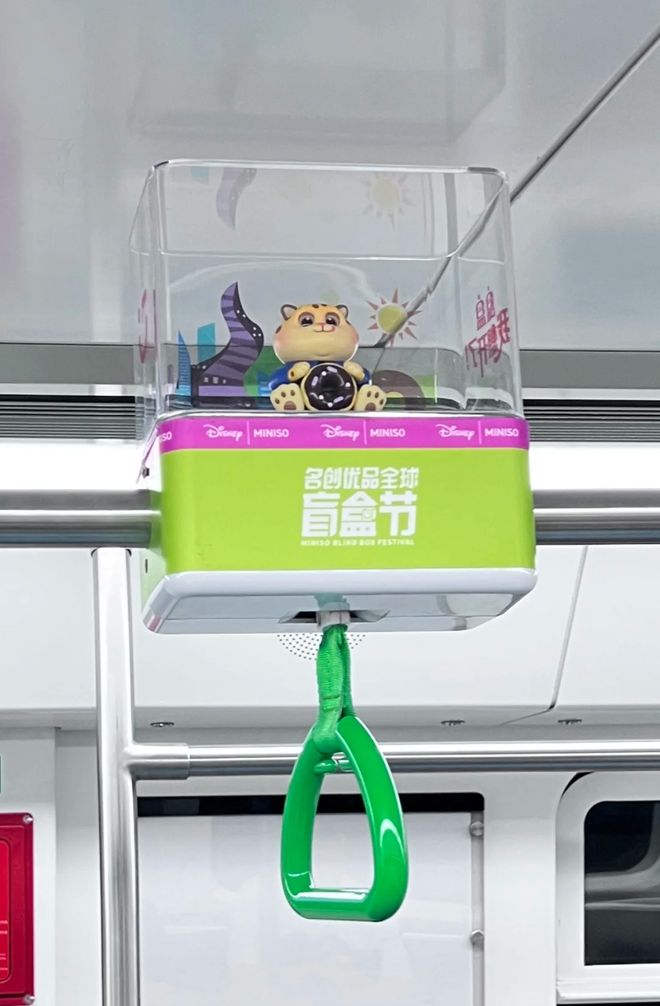 真醉了！“北京二锅头”地铁广告出圈了。网友：谁输液吊着二锅头！(图8)