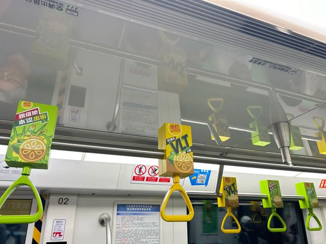 真醉了！“北京二锅头”地铁广告出圈了。网友：谁输液吊着二锅头！(图5)