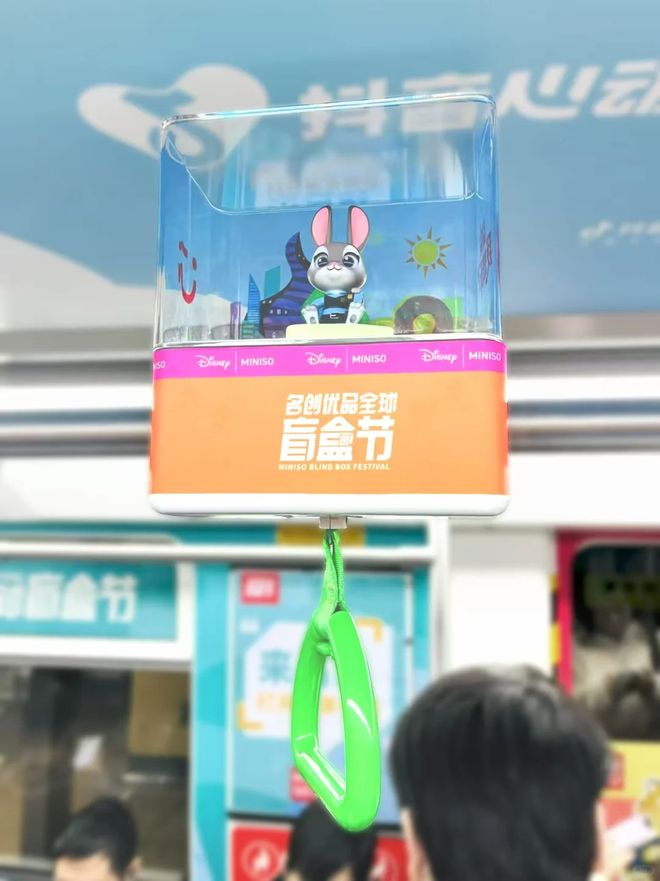 真醉了！“北京二锅头”地铁广告出圈了。网友：谁输液吊着二锅头！(图7)