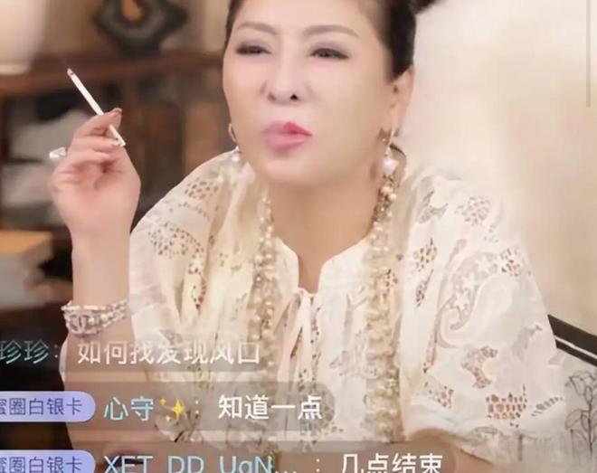 向太直播谈45年三无婚姻称无性婚姻是合租夸77岁向华强很强(图3)