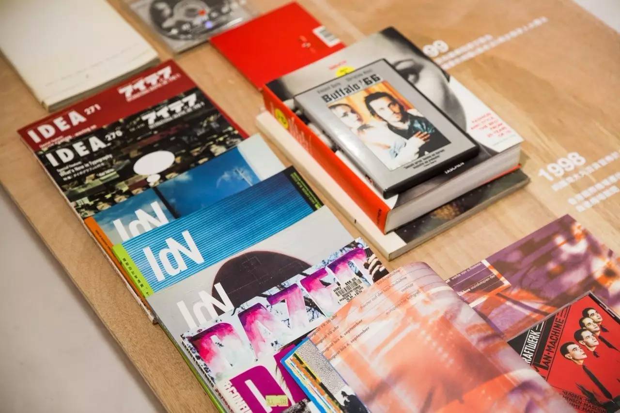 90年代的陈奕迅、97年的《春光乍泄》2000年的Twins——这些设计都出自他手(图2)